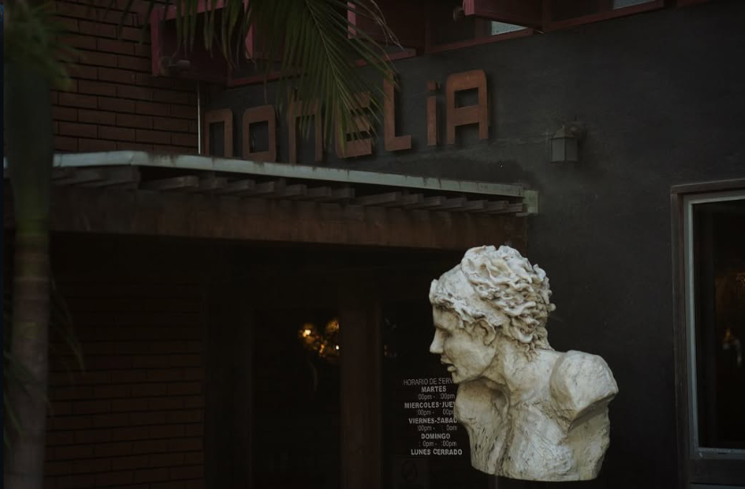 Busto griego frente al letrero de Ophelia